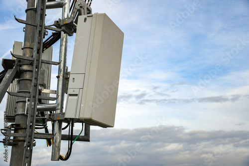 Billede på lærred 5G new radio telecommunication network antenna mounted on a metal pole providing