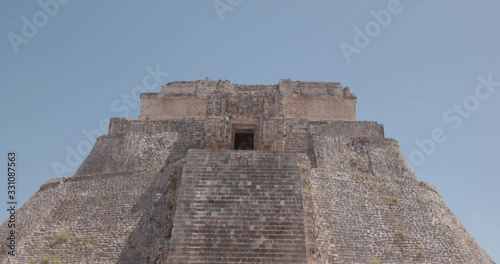 puerta con piramide en uxmal
