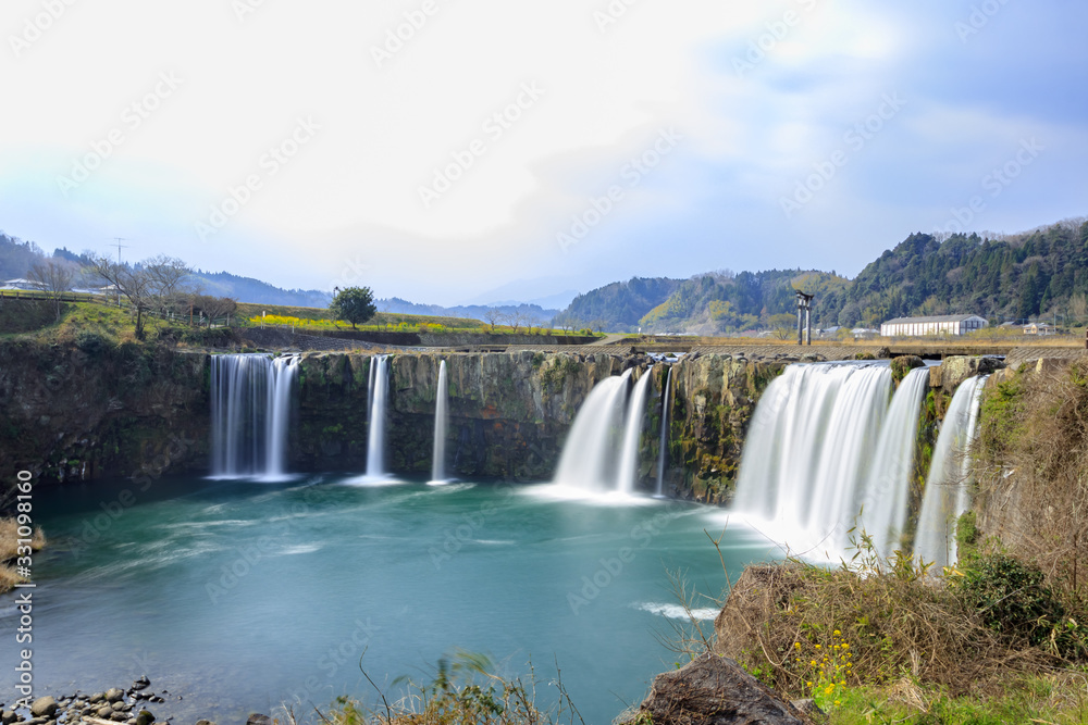 Fototapeta premium 原尻の滝 大分県豊後大野市 Harajiri waterfall Ooita Bungoo-no city