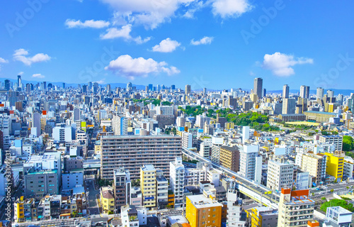 新緑の大阪府中央区方面の景観