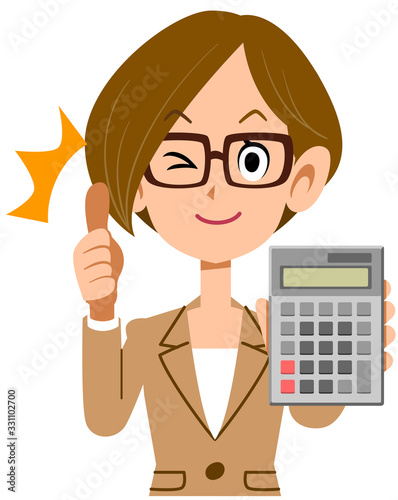 計算機を持ってサムズアップする眼鏡をかけたスーツ姿の女性