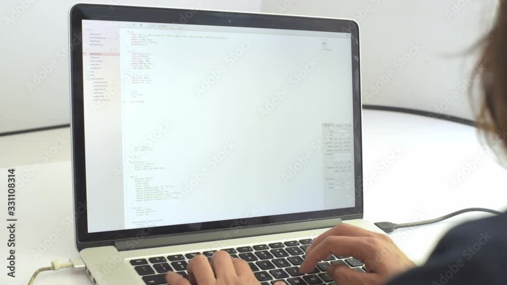 Over shoulder the woman to screen and a screen and keyboard part of a notebook