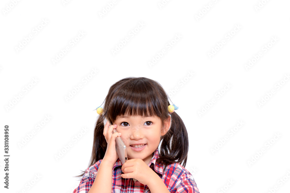 笑顔でスマートフォンで通話をする幼い女の子。スマートフォン,通話,笑顔,幸せイメージ 笑顔でスマートフォンで通話をする幼い女の子。スマートフォン,通話,笑顔,幸せイメージ