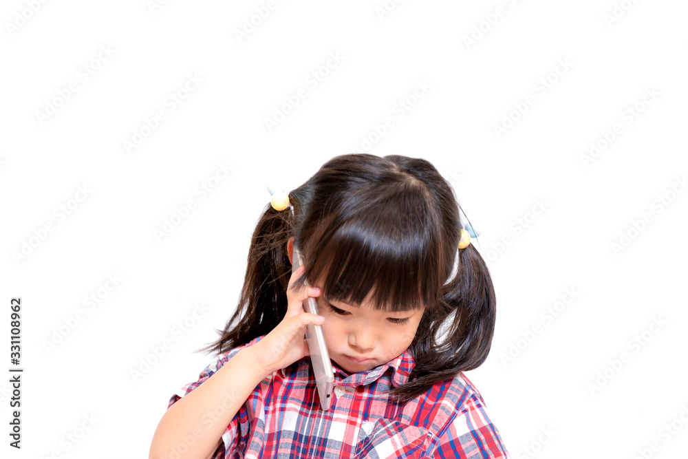 真剣な顔でスマートフォンで話をする幼い女の子。スマートフォン、相談、悩み、電話イメージ 真剣な顔でスマートフォンで話をする幼い女の子。スマートフォン、相談、悩み、電話イメージ