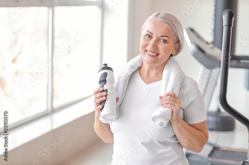 Sporty mature woman with bo...