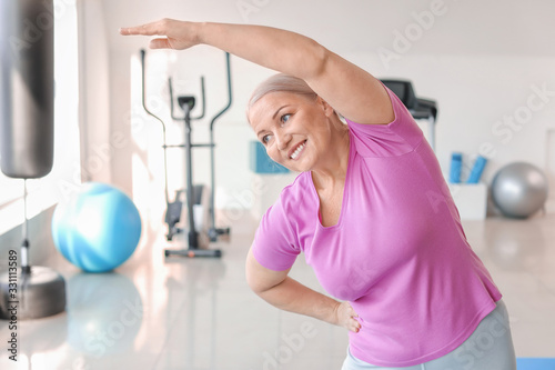 Sporty mature woman trainin...