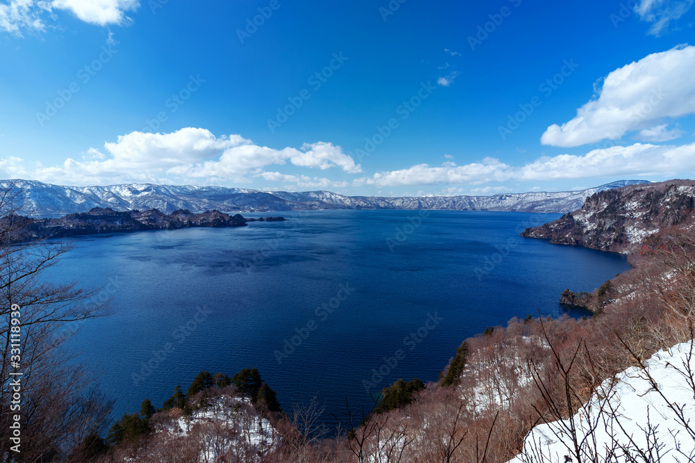 【青森県十和田湖】初春の十和田湖：瞰湖台から眺める十和田湖は開放的な大パノラマ