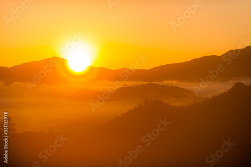 朝陽と雲海の竹田城
