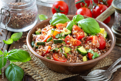Fotografía Delicious vegetarian buckwheat salad with zucchini, cherry tomatoes and fresh basil