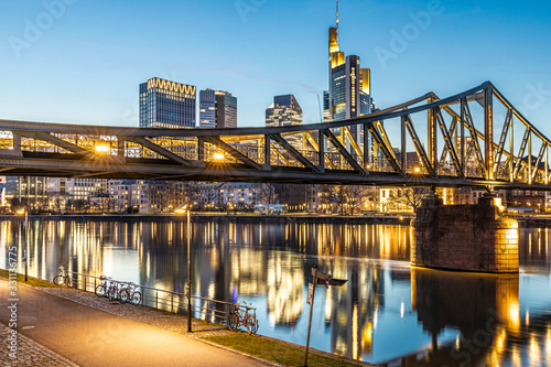 Frankfurt Skyline und Eiserner Steg bei Sonnenuntergang, Spiegelung im Wasser