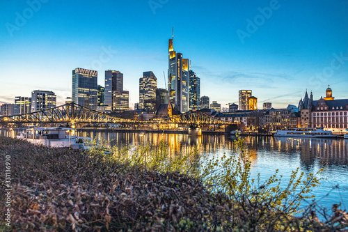 Frankfurt Skyline bei Sonnenuntergang  Spiegelung am Mainufer