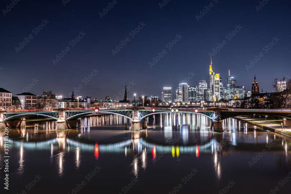 Frankfurt Skyline Spiegelung bei Nacht 