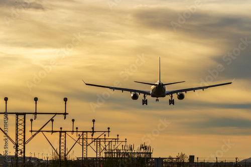 Avión aterrizando y luces de aterrizaje eneel aeropuerto de Barcelona