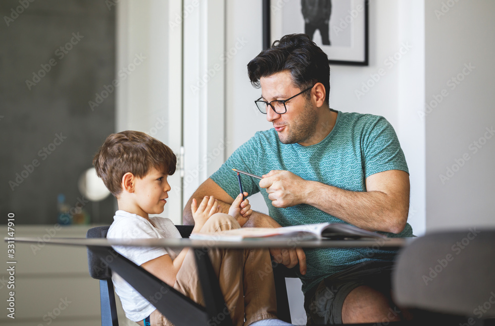 Obraz premium Diong Homework With My Dad