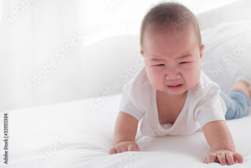 Photos newborn child crying in bed