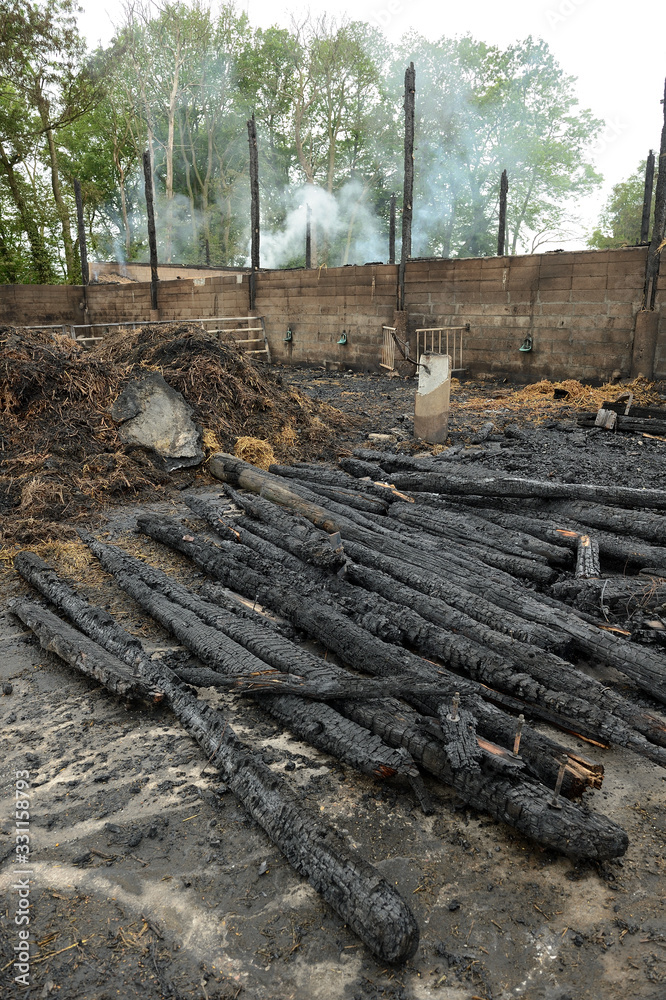 Incendie accidentel dans une bergerie, vue décombres Incendie accidentel dans une bergerie, vue décombres