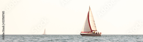 Panorama d'un voilier naviguant en pleine mer