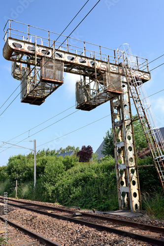 Potence de signalisation ferroviaire de pleine voie vétuste photo