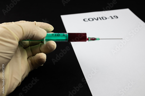 COVID-19 próbka krwi do testu, strzykawka gotowa do badań