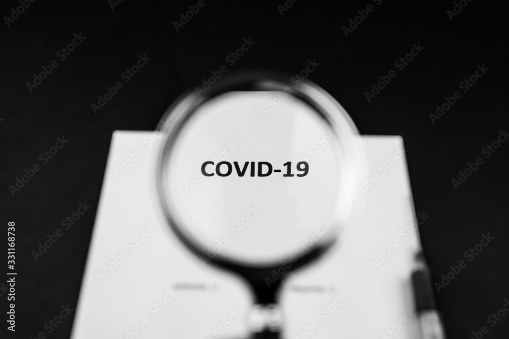 Pandemia COVID-19, napis powiększony przez lupe, strzykawka, stetoskop na ciemnym tle - obrazy, fototapety, plakaty 
