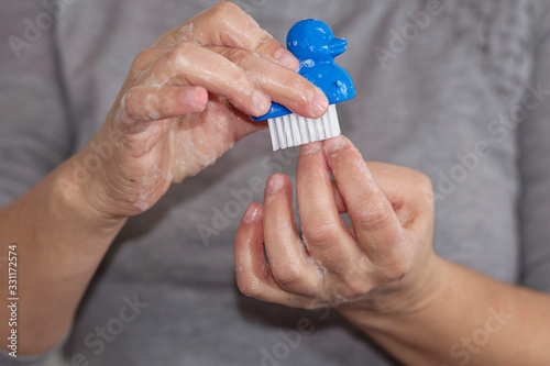 Washing hands and nails for deep desinfection