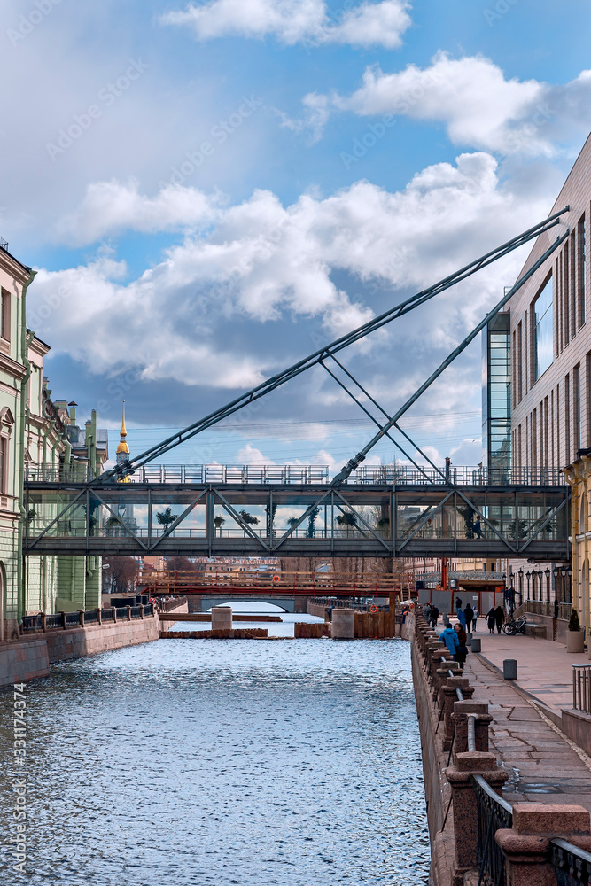 Obraz premium suspension bridge over the canal between the new and old buildings of the opera house in St. Petersburg, Russia