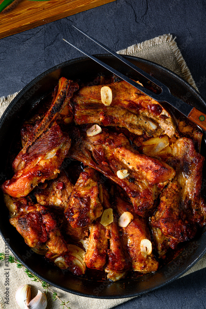 Spicy pork ribs with garlic and barbecue sauce