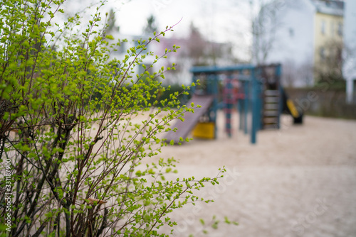 Spielplatz hinter Grünanlage leer