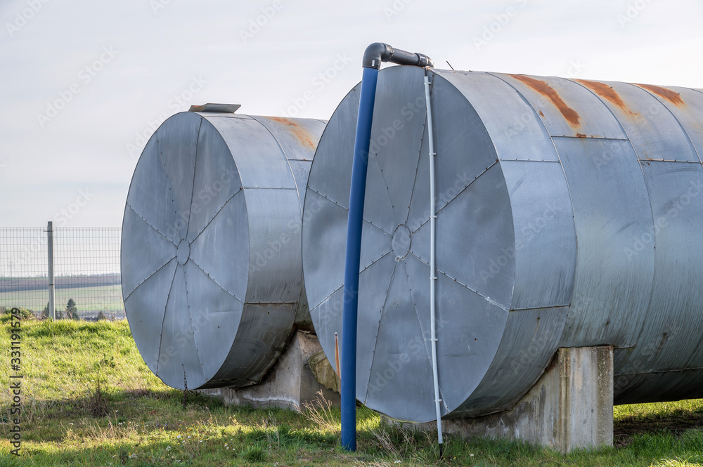 Zwei große Wassertanks als Teil eines Bewässerungssystems einer Obstplantage Zwei große Wassertanks als Teil eines Bewässerungssystems einer Obstplantage