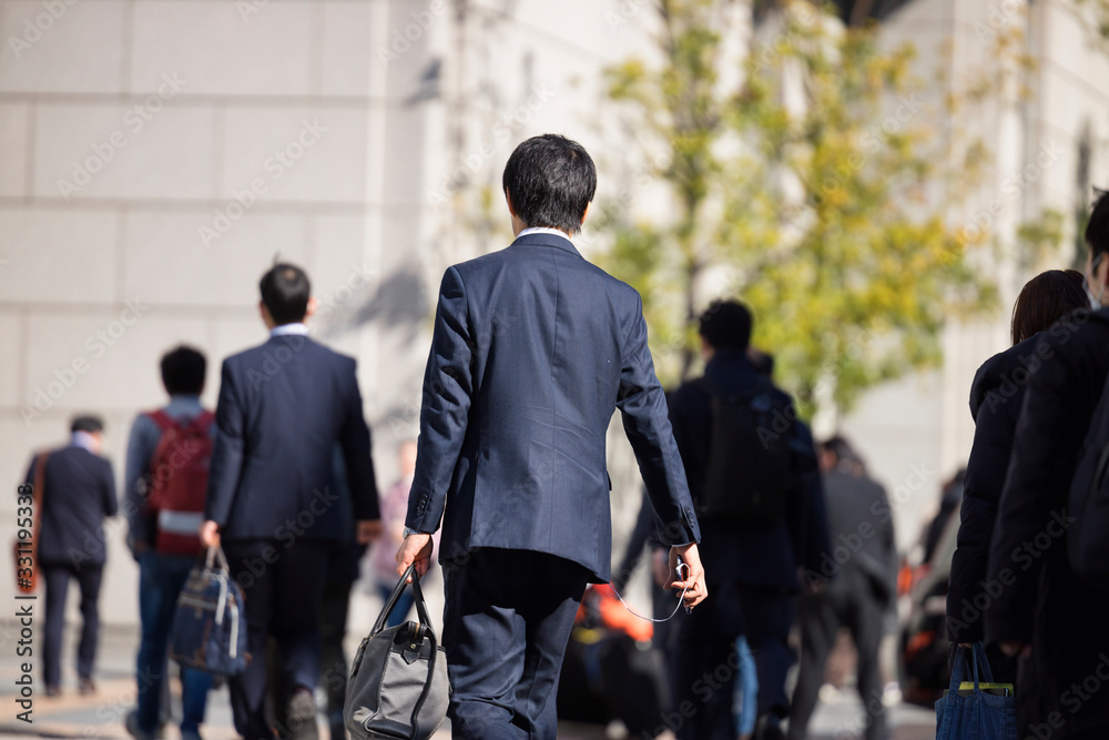 Fototapeta premium 横断歩道を渡るビジネスマン