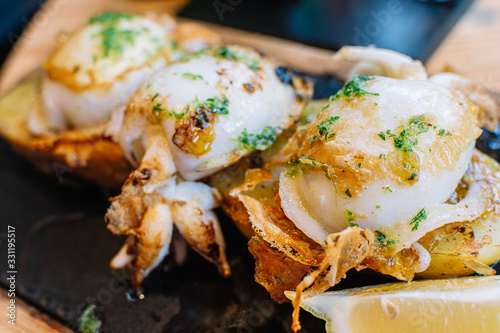 Canvas Print grilled cuttlefish with lemon and garlic sauce and parsley