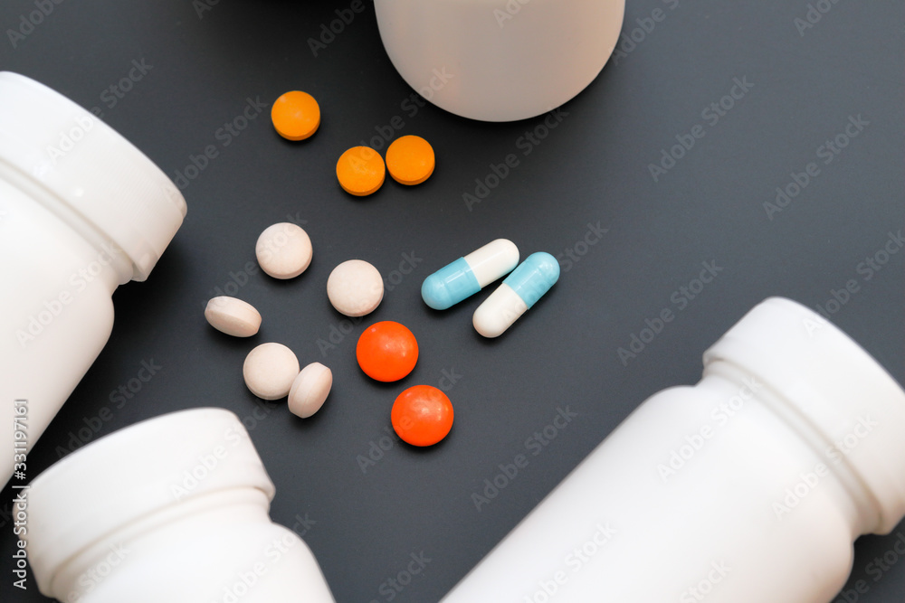 色々な薬やサプリメントの錠剤 Stock Photo Adobe Stock