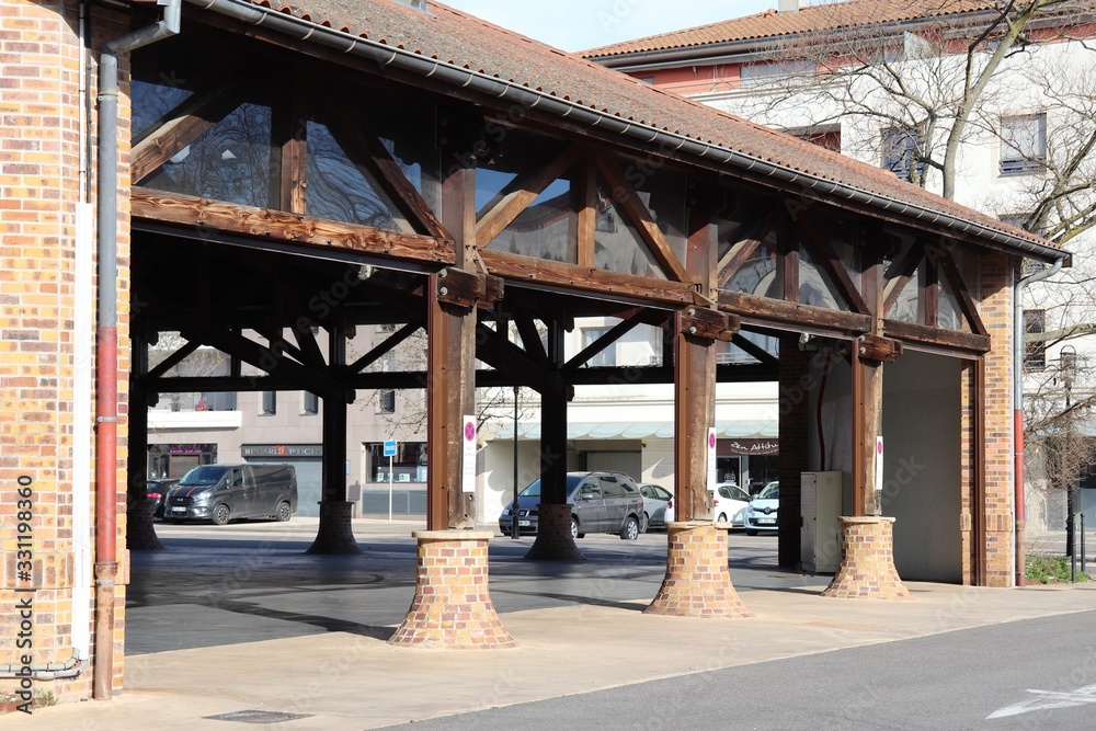 La halle de Ronshausen à Genas, halle du marché inaugurée en 1987 - ville de Genas - Département du Rhône - France La halle de Ronshausen à Genas, halle du marché inaugurée en 1987 - ville de Genas - Département du Rhône - France