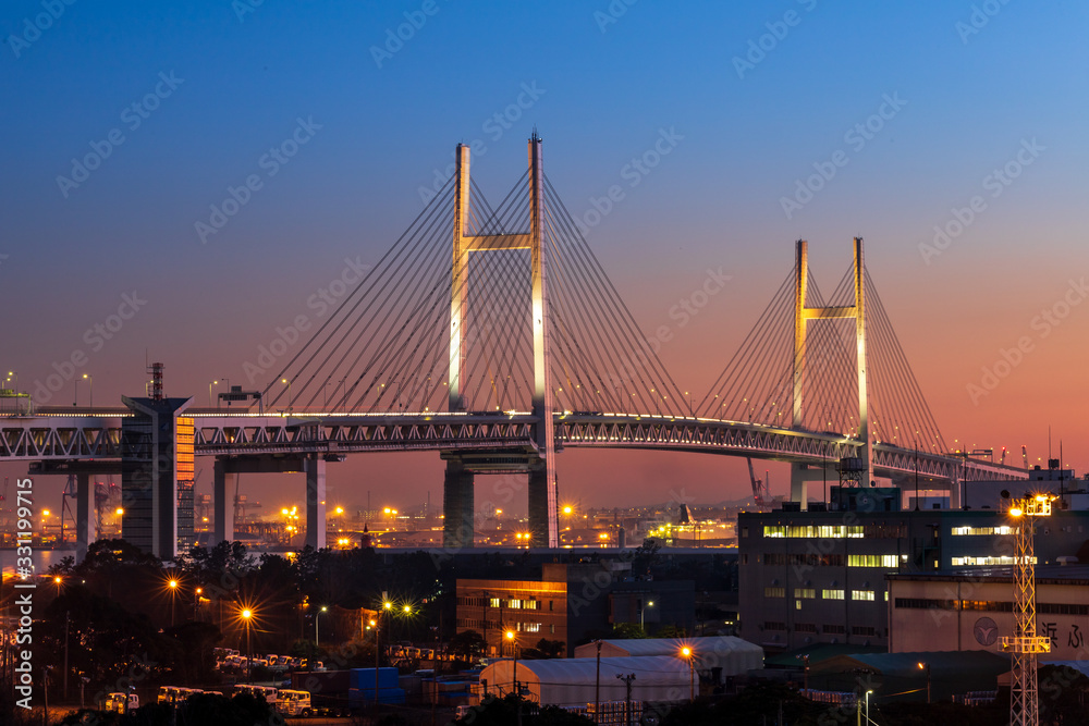Obraz premium 横浜市鶴見区大黒大橋からベイブリッジ夕景