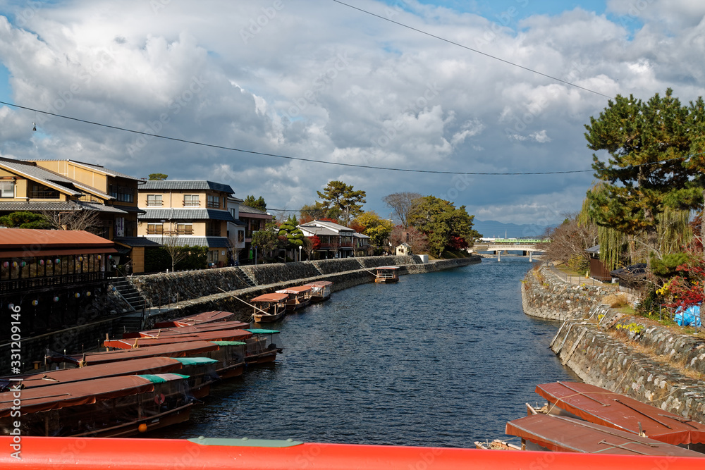 Naklejka premium Bridge (shinkyo bridge) in nara japan. Autumn landscape