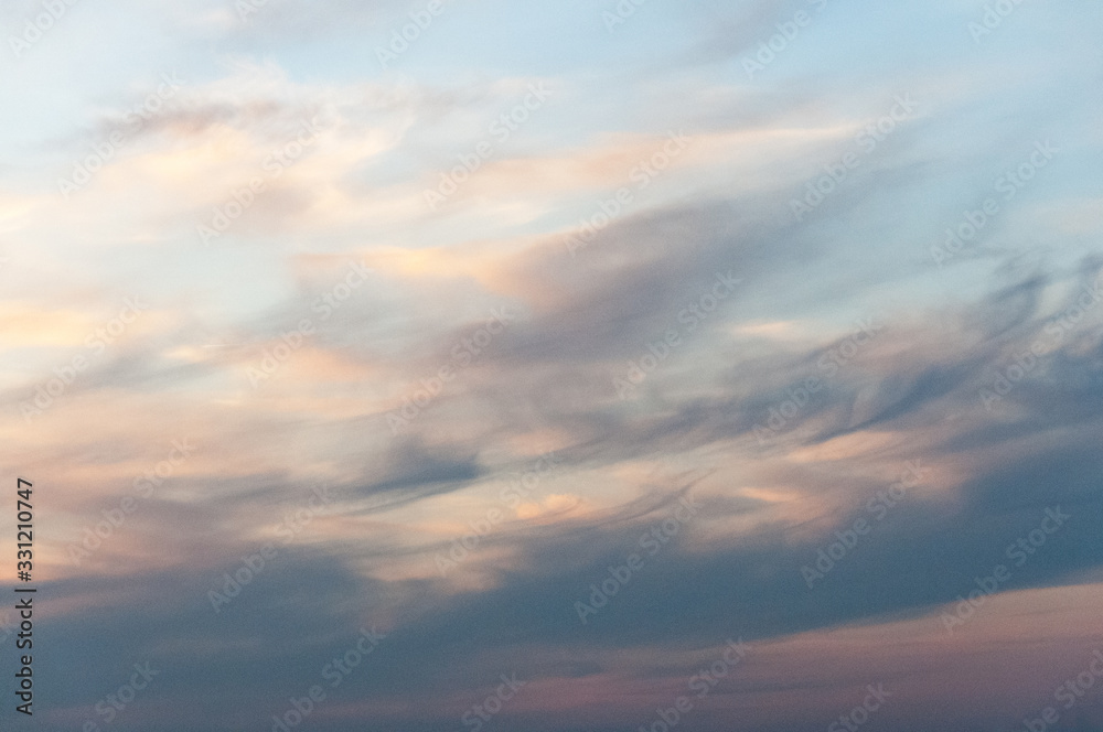 Arrière-plan texture ciel bleu et nuages coloré gris rose