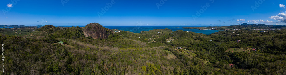 Vue aérienne panoramique du rocher Leclerc, au François en Martinique