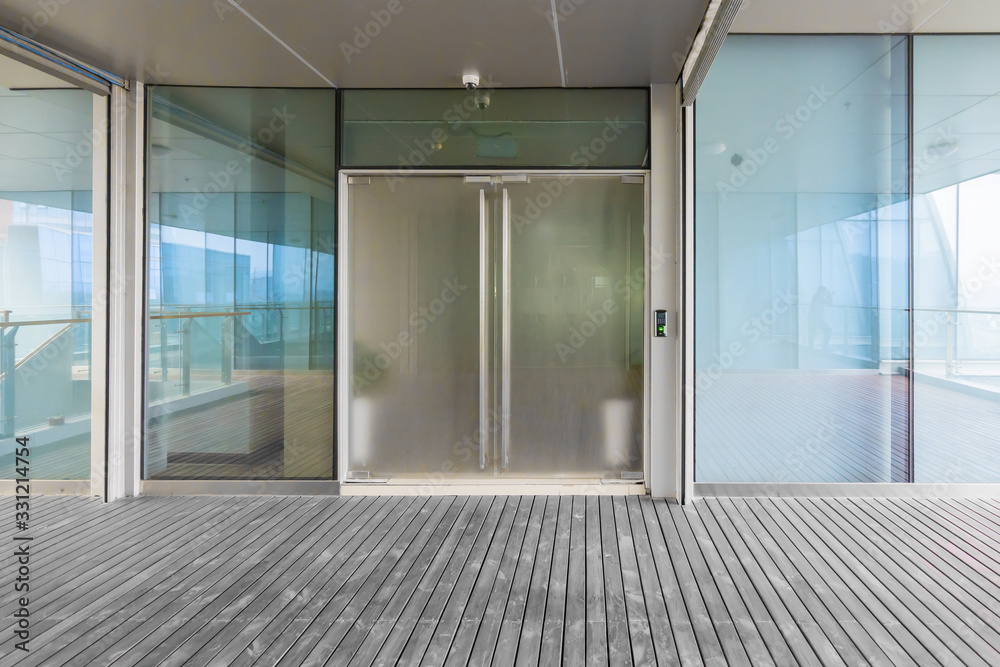 Fototapeta premium A modern office building with glass doors and windows