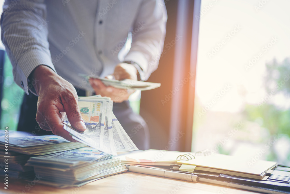 Φωτογραφία Businessman offering dollars money to invite you for business cooperation