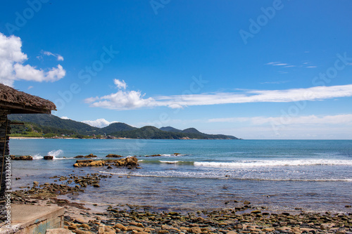 rochas marítimas e mar azul esverdeado de praia tropical em Itapema