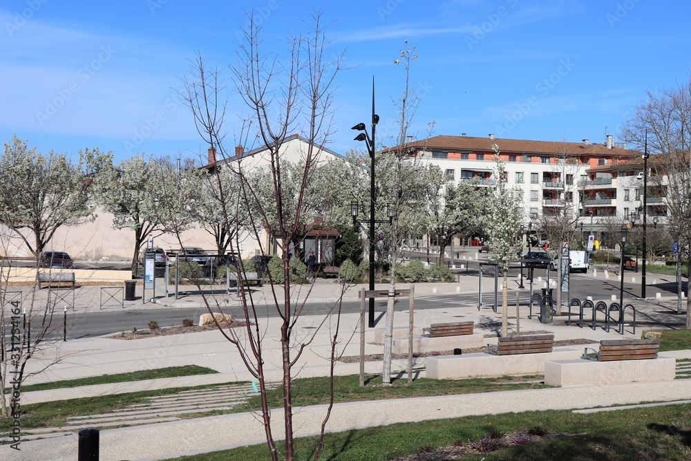 Espace vert à Genas - Jardin public entre la rue de la République et la rue de la Liberté - ville de Genas - Département du Rhône - France - Vue de l'extérieur