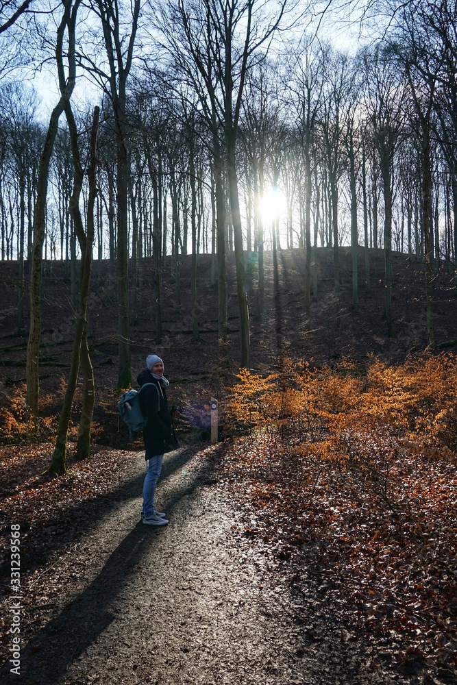 Naklejka premium Mutter mit Baby in der Trage | Winter