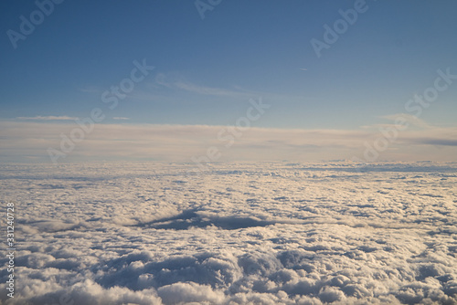 Wolkendecke    ber den Wolken mit blauem Himmel fliegen