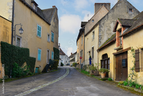 Fototapeta Naklejka Na Ścianę i Meble -  Rue de la Motte Coquet à Verneuil-en-Bourbonnais (03500), département de l'Allier en région Auvergne-Rhône-Alpes, France