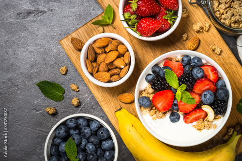 Greek yogurt granola with fresh berries .