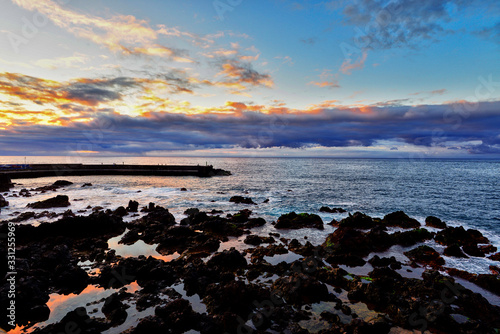 Tramonto sulla costa di Tenerife sul mare con panorama dell'oceano con scogli e nuvole © Stefano