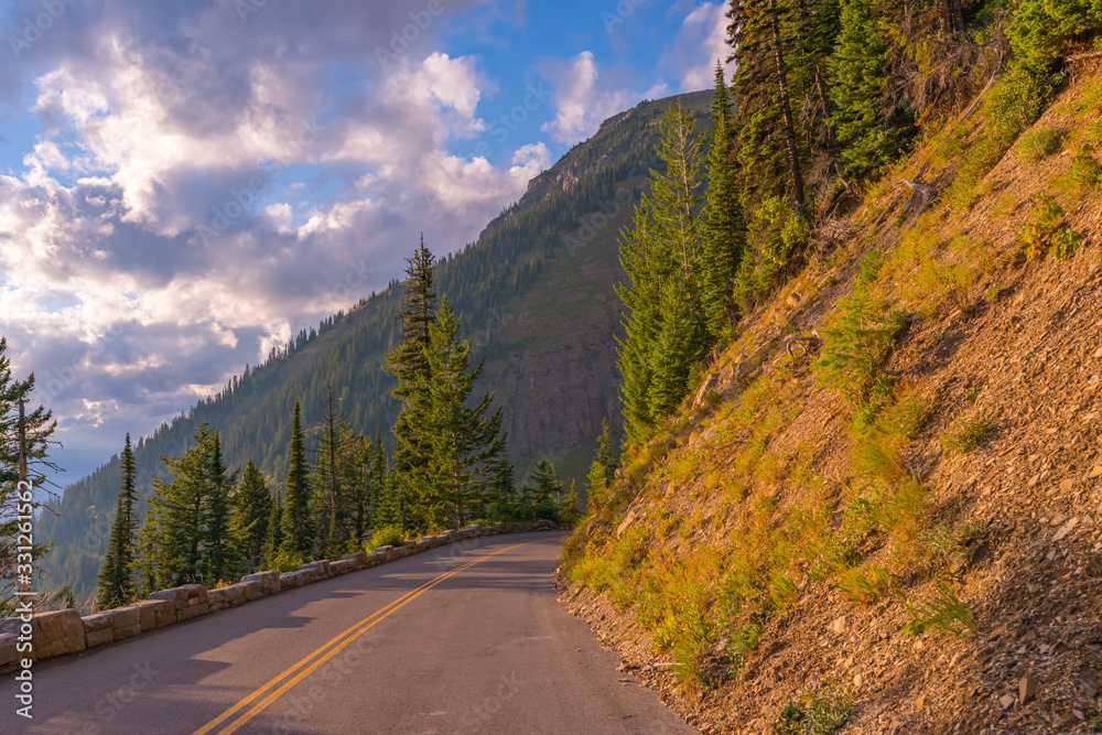 Naklejka premium Going to the Sun Road in the Mountains