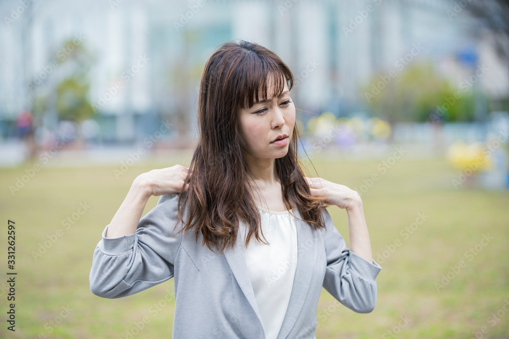 肩こり・首こりに悩む女性 肩こり・首こりに悩む女性