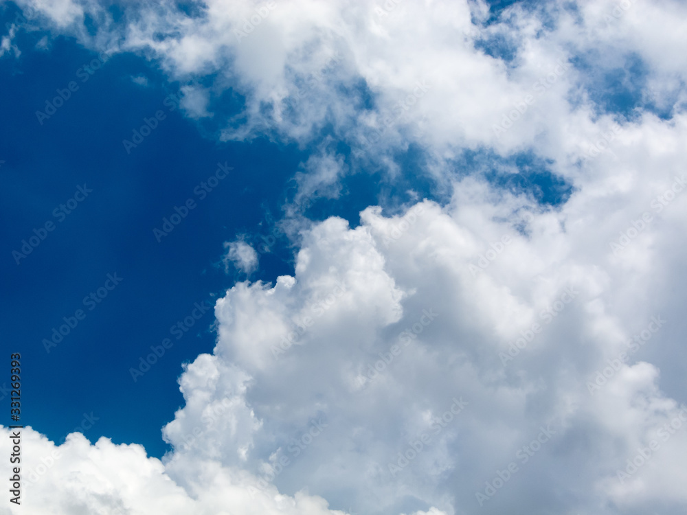 Fototapeta premium The sky is blue, the clouds are white.