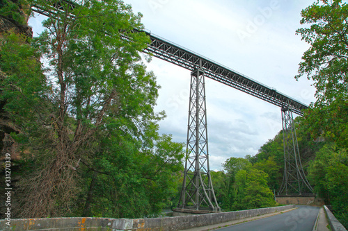 Viaduc Eiffel dans l'allier en France photo